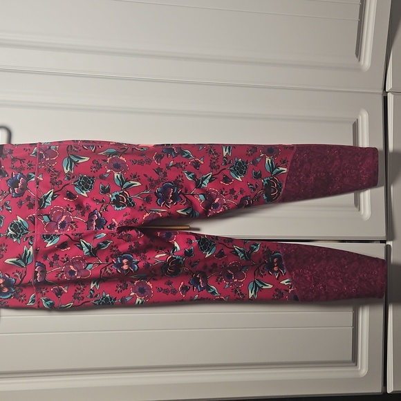 Old Navy Active Go-Dry Pink Leggings Vibrant Floral Design - Picture 4 of 4